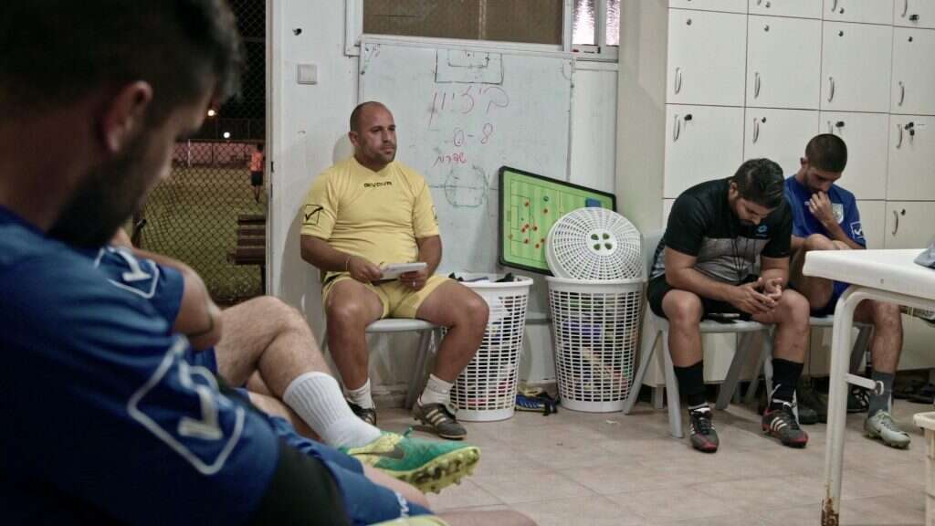 למרות התנאים, ההתייחסות היא ברמה הגבוהה ביותר. אבי פרץ ושחקני שדרות. | מתוך הסדרה ליגה ג'