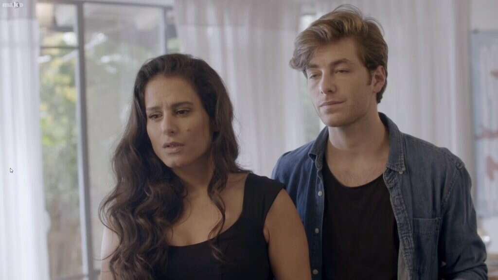 לא סדרה למבקרים. "זה לא הגיל". | מסך מתוך הסדרה לא סדרה למבקרים. "זה לא הגיל". | מסך מתוך הסדרה