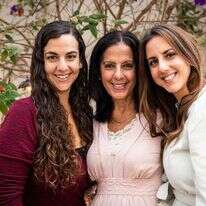 מימין: בקי עם אמה ועם אחותה גל. | באדיבות המצולמת