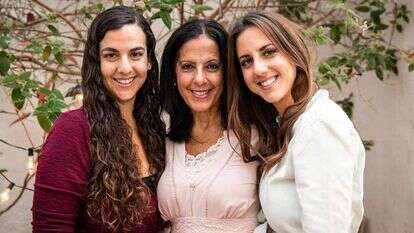 מימין: בקי עם אמה ועם אחותה גל. | באדיבות המצולמת