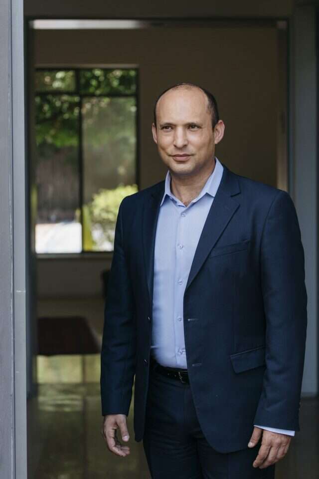 נפתלי בנט בביתו. | אבישג שאר-ישוב