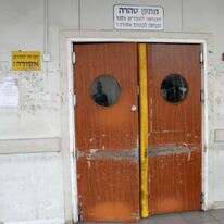 כניסה לחדר טהרה בבית עלמין ירקון. | אריאל פלמון