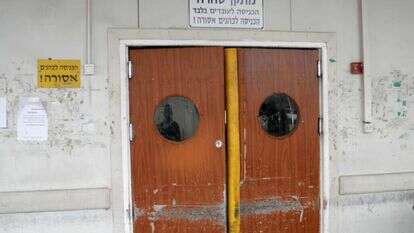 כניסה לחדר טהרה בבית עלמין ירקון. | אריאל פלמון