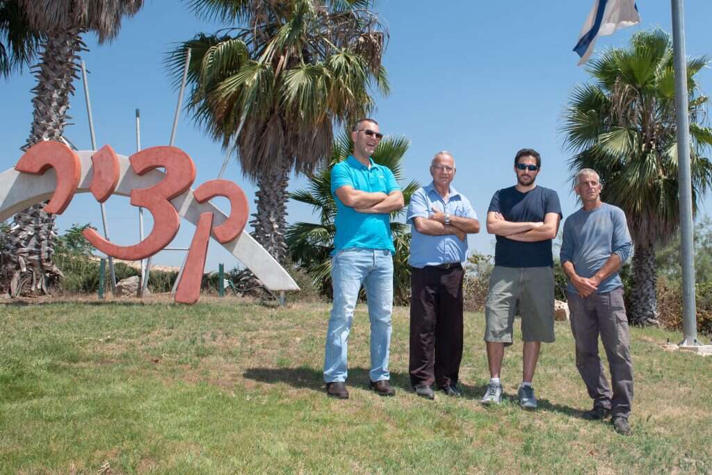 בתי ערערה צמודים לגדר קציר. מימין לשמאל: אלדד אורן, רונן רוזנטל, משה לבקוביץ' ואייל שושני. | אייל מרגולין, ג'יני בתי ערערה צמודים לגדר קציר. מימין לשמאל: אלדד אורן, רונן רוזנטל, משה לבקוביץ' ואייל שושני. | אייל מרגולין, ג'יני