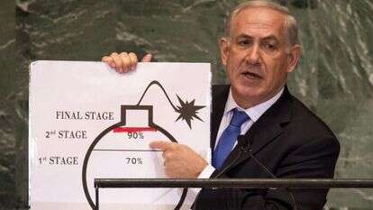 ראש הממשלה נתניהו ותרשים הפצצה באו"ם. | AFP