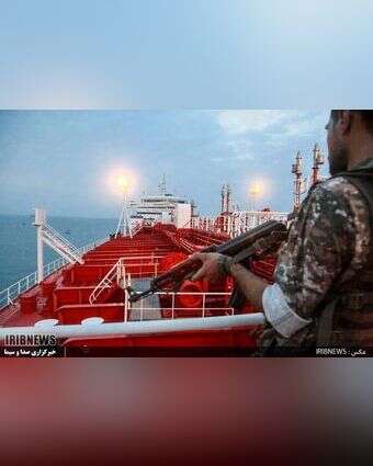 לוחם משמרות המהפכה האיראניים על סיפון ספינה הבריטית שנחטפה במיצרי הורמוז, ארכיון | AFP