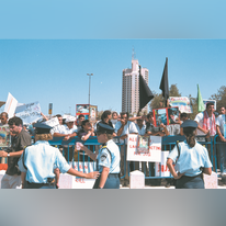 מפגינים מחוץ לביהמ"ש במהלך דיוני ועדת אור. | משה מילנר, לע"מ