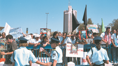 מפגינים מחוץ לביהמ"ש במהלך דיוני ועדת אור. | משה מילנר, לע"מ