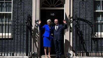 תרזה מיי נפרדת מדאונינג 10. | AFP תרזה מיי נפרדת מדאונינג 10. | AFP