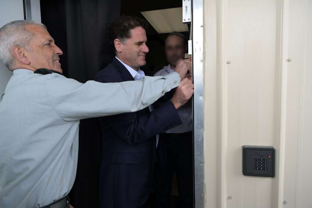 תקיעת מזוזה בחדר הניסוי באלסקה תקיעת מזוזה בחדר הניסוי באלסקה