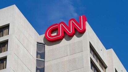גם התומכים הגדולים מפנים עורף. בניין רשת CNN. | שאטרסטוק