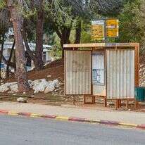 תחנת אוטובוס. | שאטרסטוק