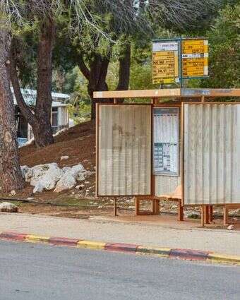 תחנת אוטובוס. | שאטרסטוק