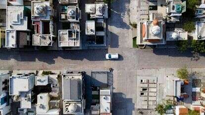 בית קברות מפואר סמוך לעיר קוליאקאן, בו נקברים סוחרי סמים. | AFP