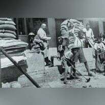 ביומנו נתן ביטוי לרגשי האשם על ששלח את בנו לכפר עציון. הרב יצחק אדלשטיין מפקח על הביצורים במלחמת יום העצמאות ברחוב בצלאל בירושלים. | באדיבות משפחת אבן-חן