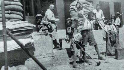 ביומנו נתן ביטוי לרגשי האשם על ששלח את בנו לכפר עציון. הרב יצחק אדלשטיין מפקח על הביצורים במלחמת יום העצמאות ברחוב בצלאל בירושלים. | באדיבות משפחת אבן-חן ביומנו נתן ביטוי לרגשי האשם על ששלח את בנו לכפר עציון. הרב יצחק אדלשטיין מפקח על הביצורים במלחמת יום העצמאות ברחוב בצלאל בירושלים. | באדיבות משפחת אבן-חן