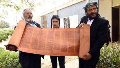 ספר התורה בן 800 שנה שהובא לארץ מתימן במבצע החשאי של הסוכנות היהודית. | דודו גרינשפן