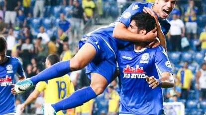 מנור סולומון חוגג במדי מכבי פתח תקווה. | דני מרון מנור סולומון חוגג במדי מכבי פתח תקווה. | דני מרון