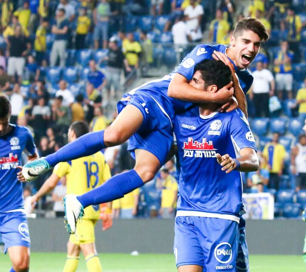 מנור סולומון חוגג במדי מכבי פתח תקווה. | דני מרון