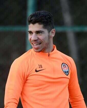 זכייה בגביע עם שער בכורה בגמר. מנור סולומון במדי שחטאר. | AFP זכייה בגביע עם שער בכורה בגמר. מנור סולומון במדי שחטאר. | AFP