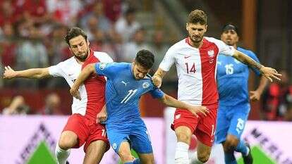 יכולת טובה. מנור סולומון במדי נבחרת ישראל מול נבחרת פולין. | AFP יכולת טובה. מנור סולומון במדי נבחרת ישראל מול נבחרת פולין. | AFP