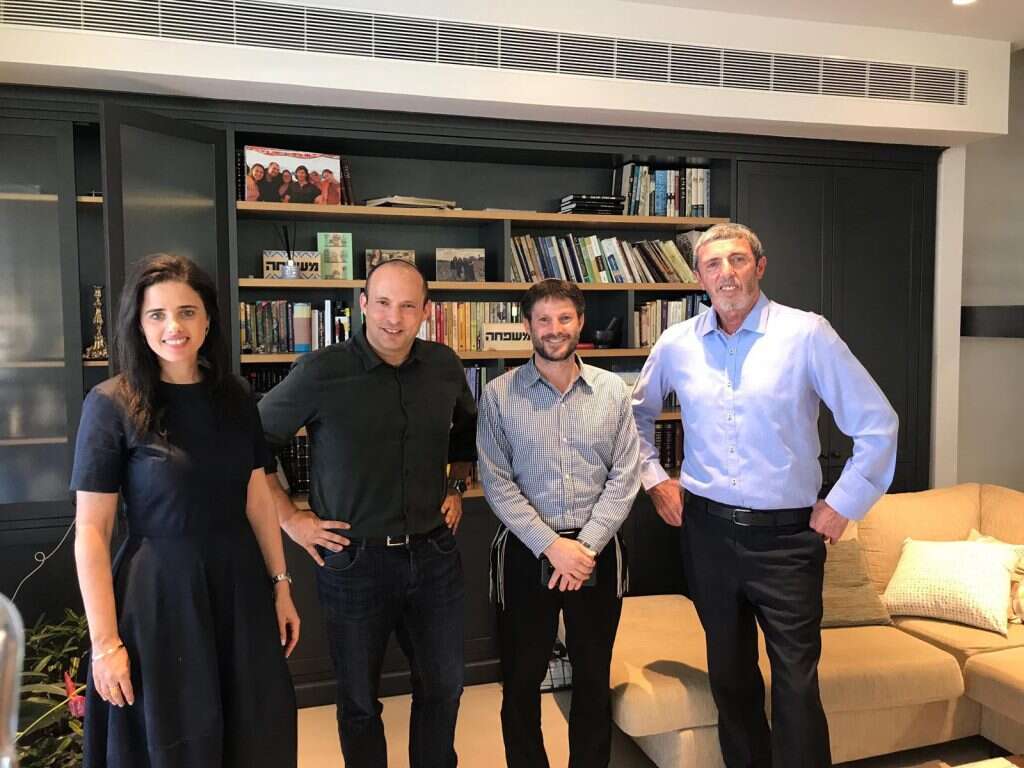 רפי פרץ, בצלאל סמוטריץ', נפתלי בנט ואיילת שקד במעמד החתימה על הסכם איחוד הבית היהודי עם הימין החדש