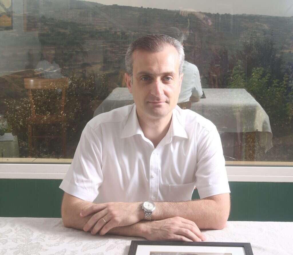 ד"ר עמנואל נבון. | מרים צחי