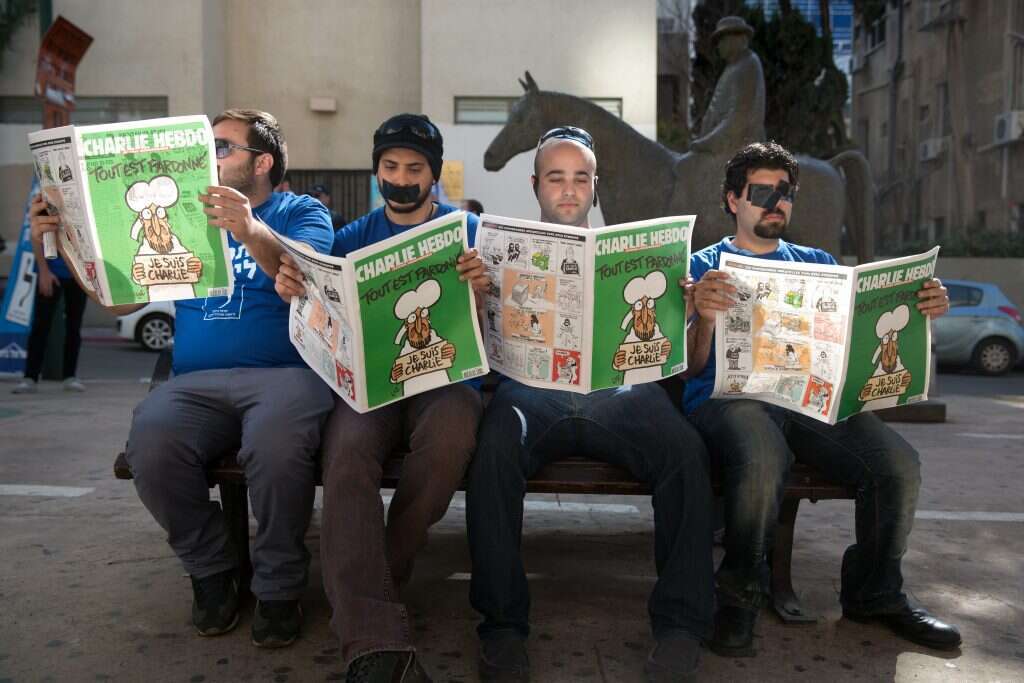 המחישו את הסכנה הנשקפת לחיי הקריקטוריסטים במזרח התיכון. מחאת תמיכה לזכר קורבנות הפיגוע במערכת שרלי הבדו, תל־אביב, 2015. | AFP