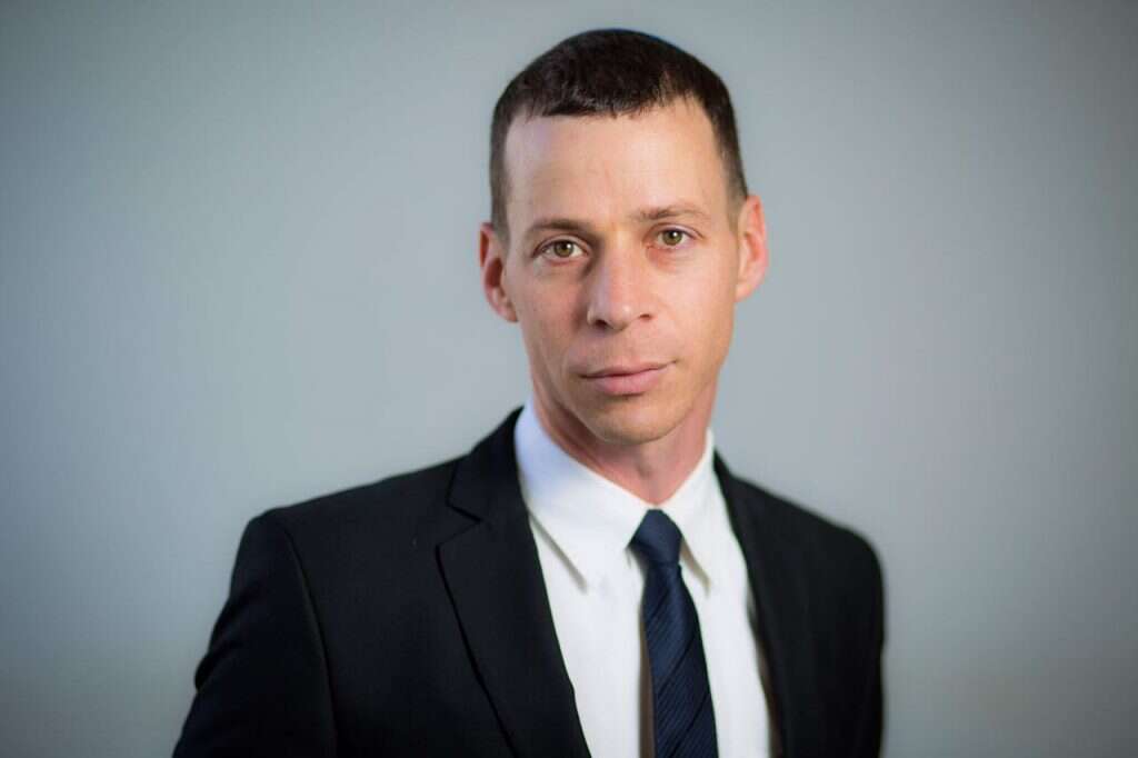 יודע לספר סיפורים ברהיטות. עמית סגל. | אריק סולטן