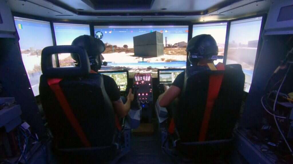 שני לוחמים בתא הלחימה. | אגף דוברות והסברה במשרד הביטחון