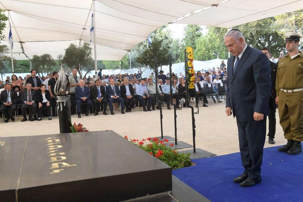 בלי חשש לשורות ריקות. נתניהו באזכרת ז'בוטינסקי בחלקת גדולי האומה. | עמוס בן גרשום, לע"מ