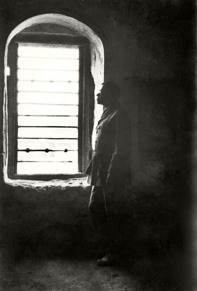 גזר הדין חולל סערה בדעת הקהל העולמית. ז'בוטינסקי בכלא עכו, 1920. | יעקב בן דב, הספרייה הלאומית