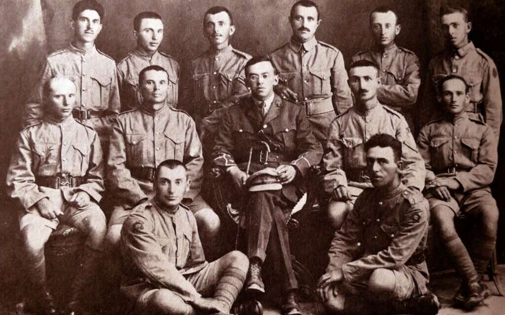 תנועת הנוער נולדה כשנואש ממאבקו על המשך הפעילות. ז'בוטינסקי וחיילי הגדודים העבריים. | גטי אימג'ס