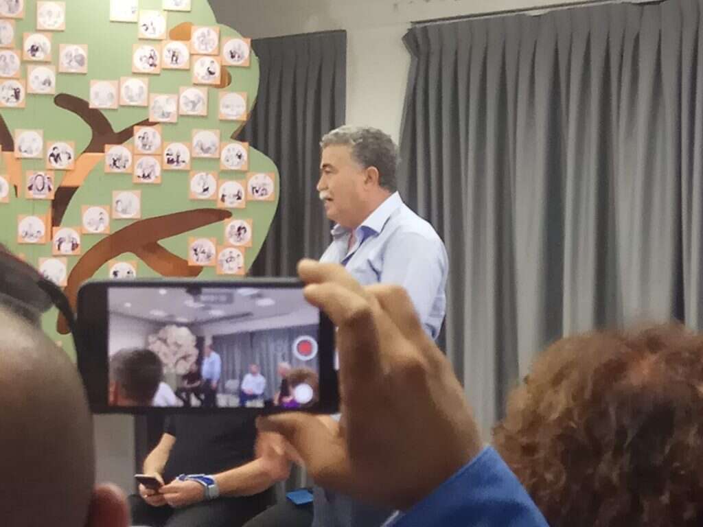 עמיר פרץ בכנס העבודה שנערך במושב הדר עם