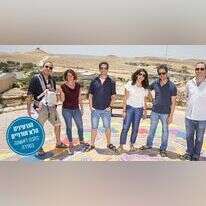 חברי "דרור ישראל" במצפה רמון. מימין: צור וילמן, שלום דנוף, מיה שאול, עומר ברט, רתם שעני, שחר כהן עם בתו זוהר. | יוסי אלוני