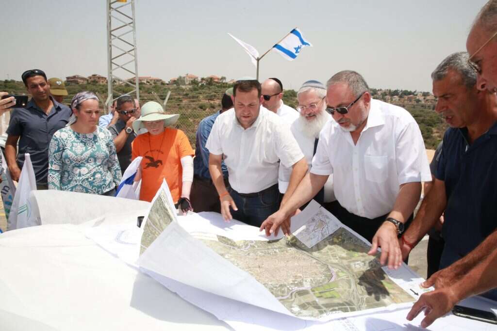 אביגדור ליברמן בסיור בשומרון. | מרים צחי אביגדור ליברמן בסיור בשומרון. | מרים צחי