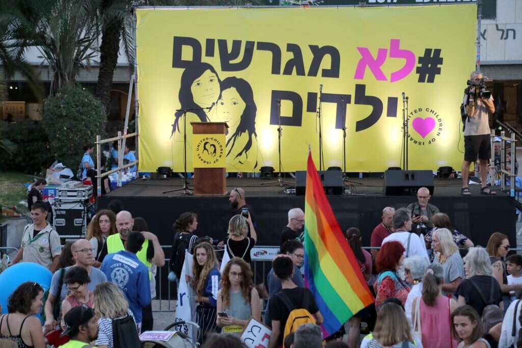 "יש שיקול אנושי, ויש בעיה דמוגרפית. ליבי נכמר על ילד כזה אבל יש מדיניות". הפגנה נגד גירוש ילדי עובדים זרים בתל אביב. | גדעון מרקוביץ