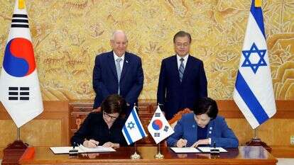 חתימה על הסכם בין ישראל לקוריאה הדרומית לשיתוף פעולה בתחום ההשכלה הגבוהה, בחודש שעבר. | EPA חתימה על הסכם בין ישראל לקוריאה הדרומית לשיתוף פעולה בתחום ההשכלה הגבוהה, בחודש שעבר. | EPA