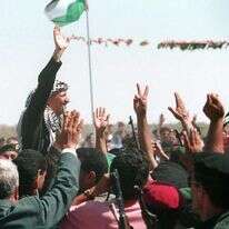 יאסר ערפאת לאחר כניסתו לרצועת עזה, 1994. | AFP