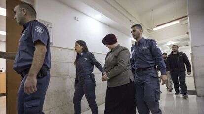 מלכה לייפר מובאת לשימוע בבית המשפט בירושלים, פברואר 2018. | EPA