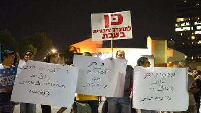 תחושת מלחמה באוויר. הפגנה בתל־אביב בעד תחבורה ציבורית בשבת. | יוסי זליגר