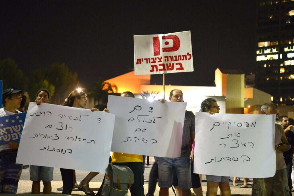 תחושת מלחמה באוויר. הפגנה בתל־אביב בעד תחבורה ציבורית בשבת. | יוסי זליגר