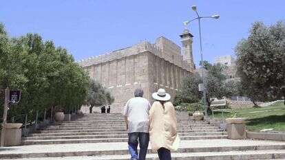 טיול שורשים. מירי מסיקה ואביה במערת המכפלה. מתוך הסרט "גשר על מים סוערים". | יורם מילוא