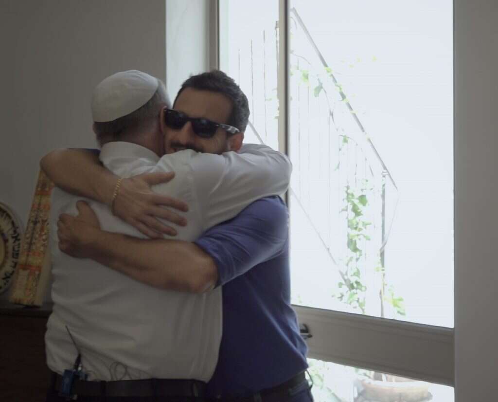 הרגע הכי מרגש. אבי בוסקילה והרב שמואל אליהו. | יורם מילוא