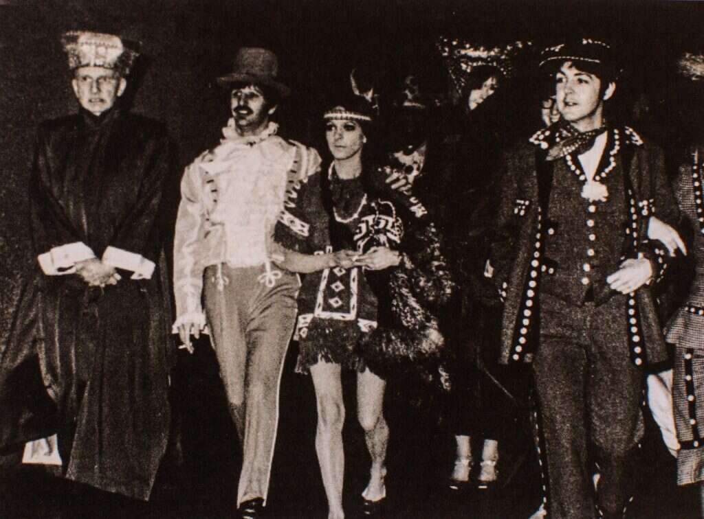 רומן שלא האריך ימים. מלץ (משמאל) עם פול מקרטני ורינגו סטאר במסיבת תחפושות שארגנה הלהקה. | מסך רומן שלא האריך ימים. מלץ (משמאל) עם פול מקרטני ורינגו סטאר במסיבת תחפושות שארגנה הלהקה. | מסך