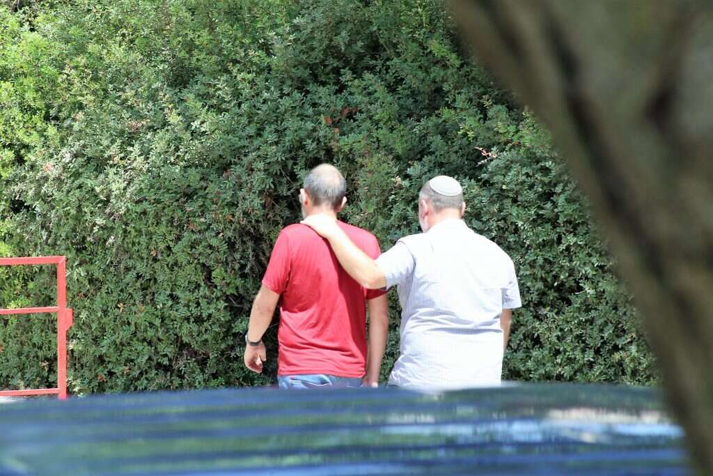 יואב, אביו של דביר שורק שנרצח ליד מגדל עוז, יוצא לדבר עם התקשורת ביישוב עפרה. | מרים צחי