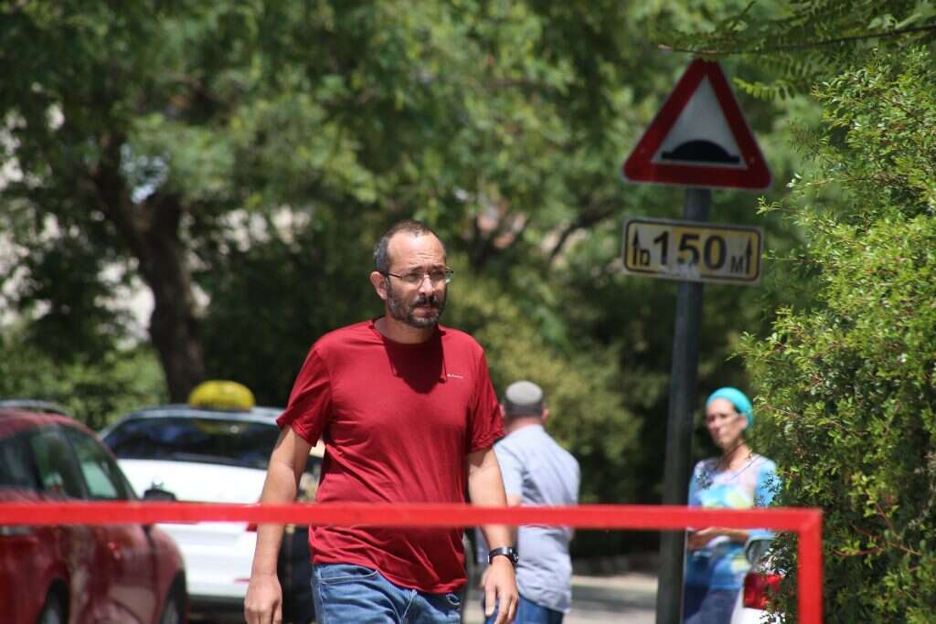 יואב, אביו של דביר שורק שנרצח ליד מגדל עוז, יוצא לדבר עם התקשורת ביישוב עפרה. | מרים צחי