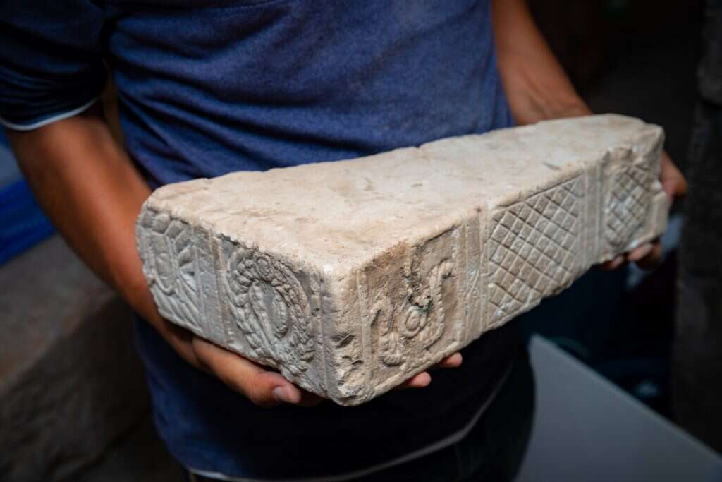 שבר שולחן מעוטר שנמצא ברחוב שנחשף. | קובי הראתי, עיר דוד