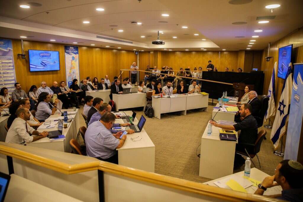 הדיון במצלמות בוועדת הבחירות. | אורן בן חקון