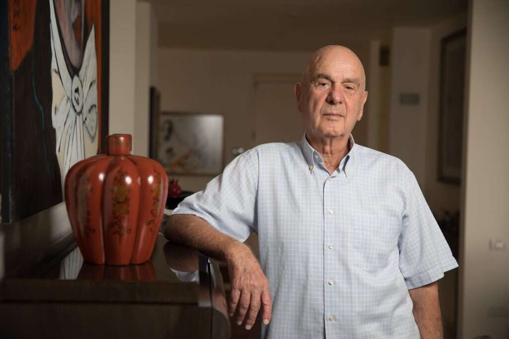 "אנחנו לא עם מושחת". מתן וילנאי בביתו. | הדס פרוש, פלאש 90